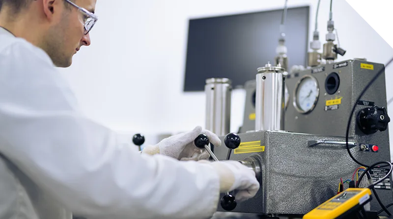 Basınç kalibrasyonu — mühendis ölü ağırlık test standında